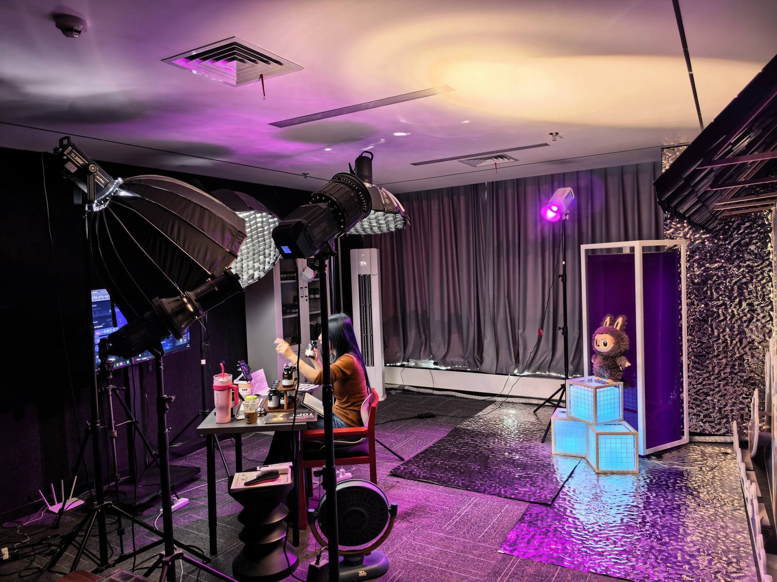 A Qianen livestream studio during a broadcast