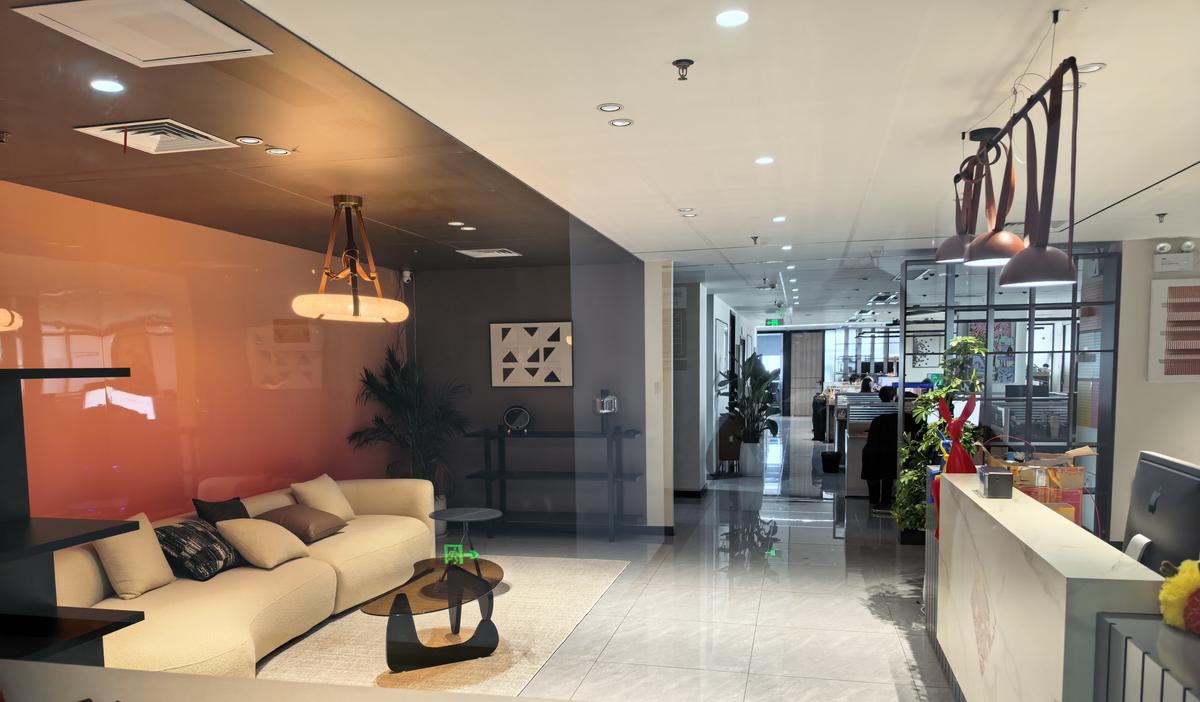 Qianen office lounge and meeting area